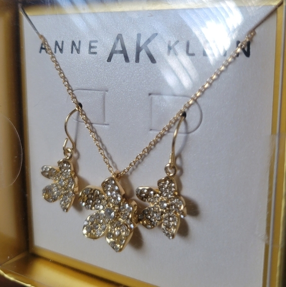 COPY- Anne Klein Floral Gold tone rhinestones jewelry set,Necklace,earrings set - Picture 3 of 7
